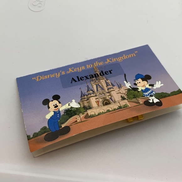 Disney Magic Kingdom Castle Disney's Keys to the Kingdom Gold Tone Key Lapel Pin - Picture 3 of 11